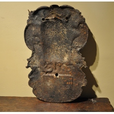 A LATE 17TH CENTURY ENGLISH CAST IRON COAT OF ARMS WALL PLAQUE.