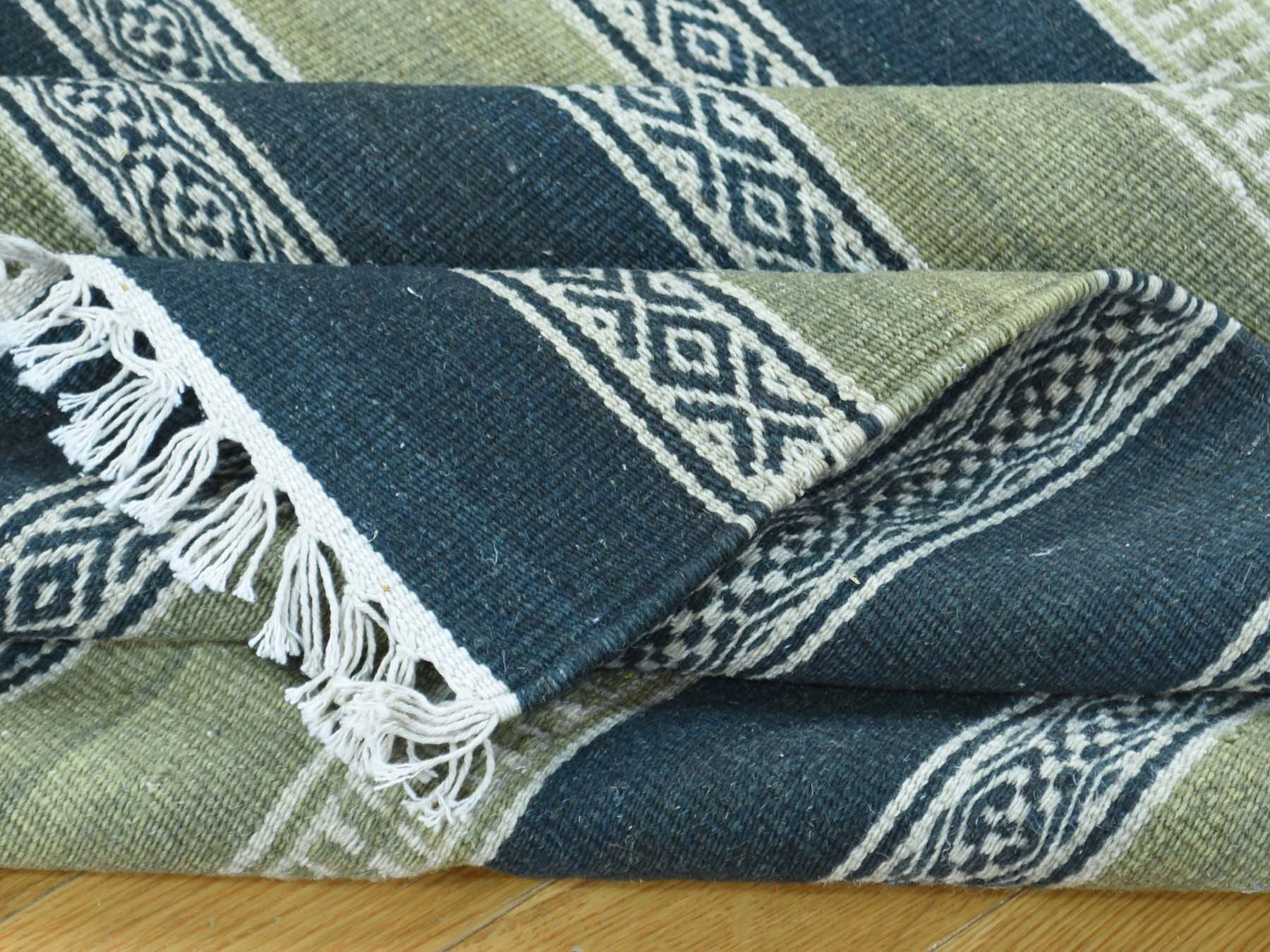 Buy 4'4"x6'8" Hand-Woven Pu...