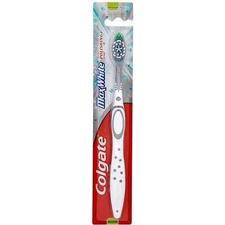 Colgate Maximum White Toothbrush Medium